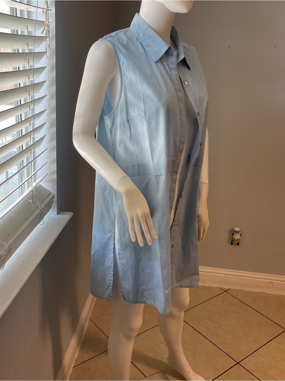 This is a light blue Forever 21 sleeveless top size medium
Like new condition - Picture 7 of 11